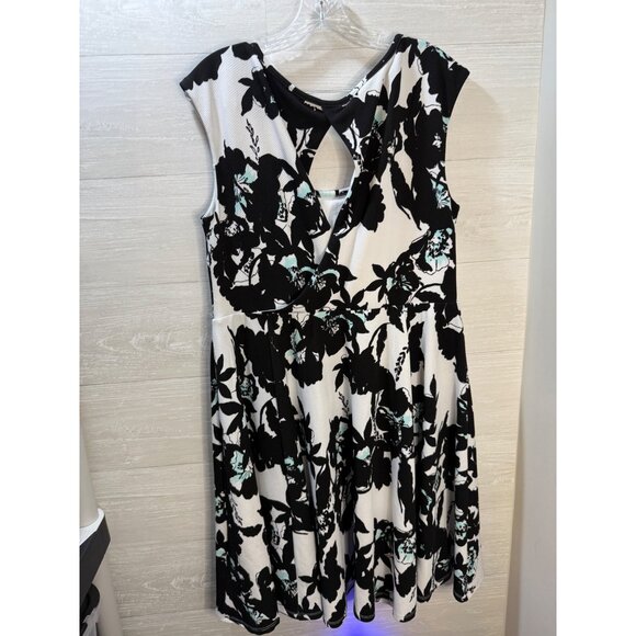Torrid 1X Floral Sleeveless Fit & Flare Dress With Keyhole Back Black & White Pa - Picture 5 of 6